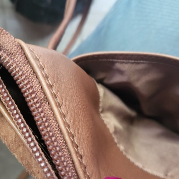 ili New York RFID Crossbody Bag - Picture 5 of 7